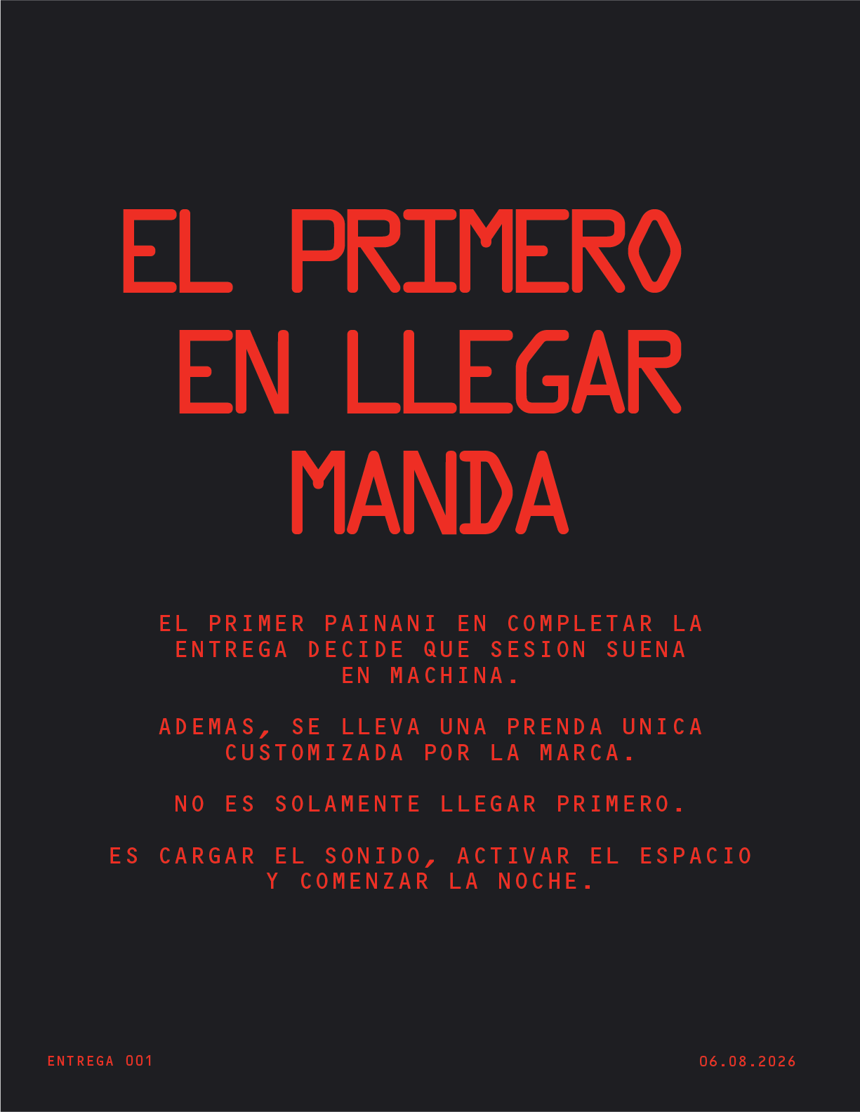 Texto en español sobre fondo negro con tipografía en rojo y blanco, donde se presenta un reto: el primero en llegar elige la música, gana una prenda personalizada de Machina Wearable Technology y activa el espacio. En rojo destaca el titular: EL PRIMERO EN LLEGAR MANDA. La dinámica es protagonizada por PAINANIS DEL ASFALTO e incluye premios exclusivos de Machina Wearable Technology.