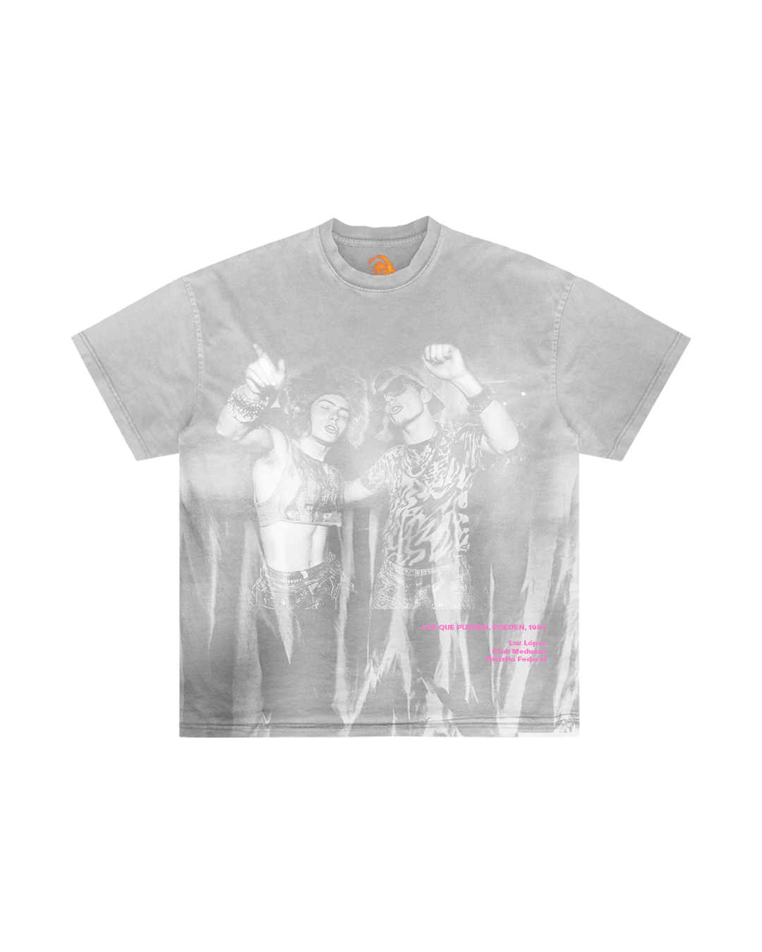 The Lxs que pueden, pueden T-shirt by Machina - Wearable Technology features an iconic gray fabric with a faded graphic of two people; one in a cropped top, the other wearing sunglasses. A touch of pink text near the bottom right completes its Y2K chaotic good vibe.