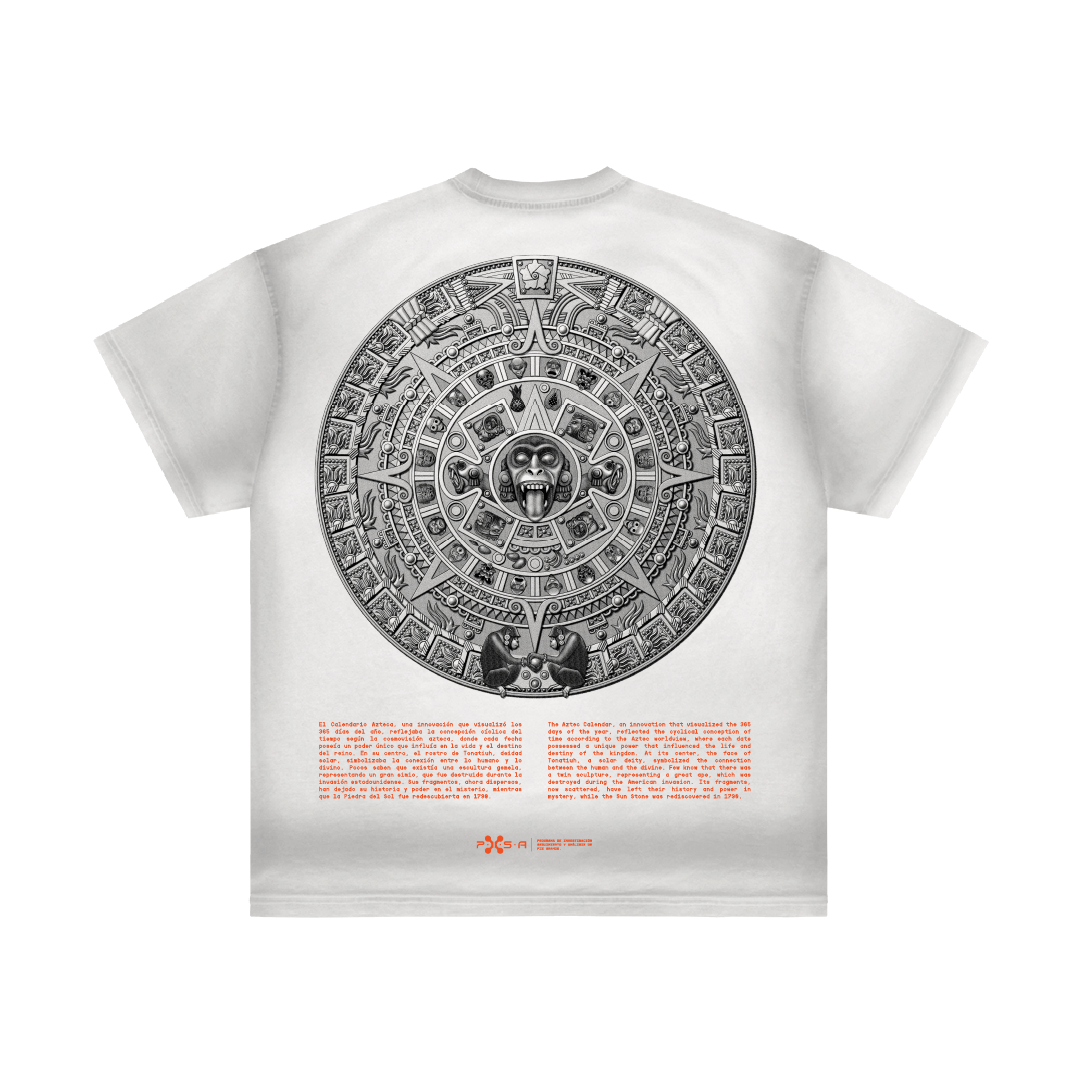 The Calendario Pie Azteca T-shirt features a striking black and gray Aztec Calendar design on the back, emanating ancient power. Below this detailed artwork, you'll find a block of text in vibrant orange. This unique piece is brought to you by Machina - Wearable Technology.