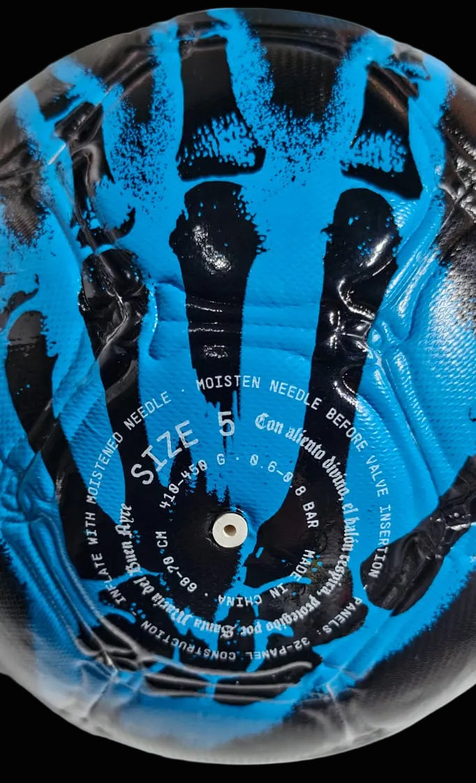 Close up la mano De Dios soccer ball